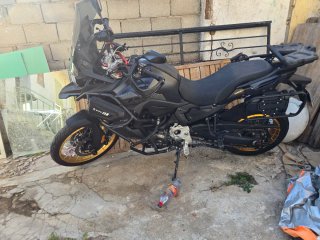 Voge 900 DSX 2025 Negra y Dorada
