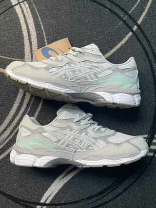 Zapatillas Asics grises y verde azulado