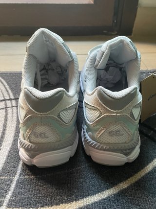 Zapatillas Asics grises y verde azulado