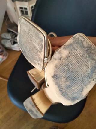 Sandalias doradas con tiras
