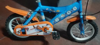 Bicicleta infantil azul y naranja