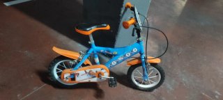 Bicicleta infantil azul y naranja
