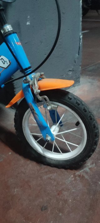 Bicicleta infantil azul y naranja