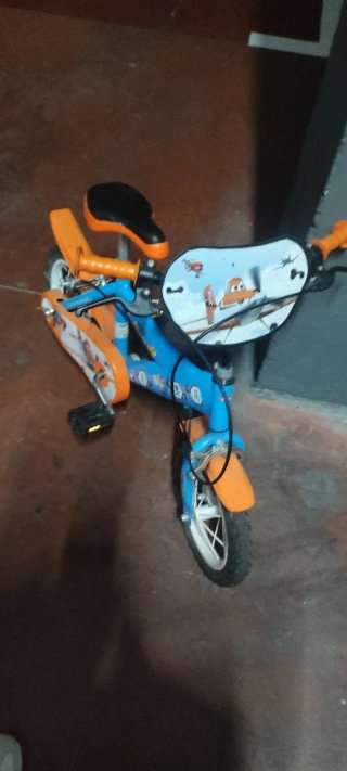 Bicicleta infantil azul y naranja