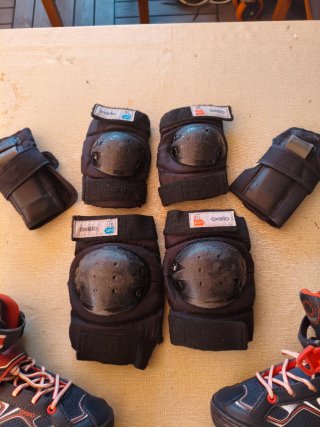 Patines en línea y protecciones para niño.