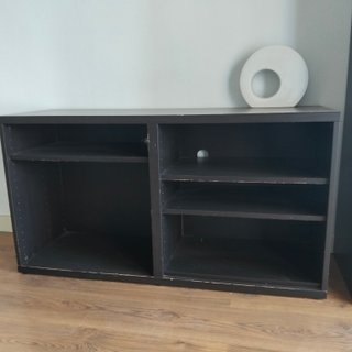Mesa TV oscura con estantes