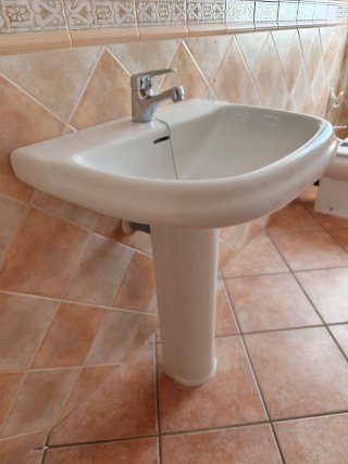Lavabo Roca con pie y grifo