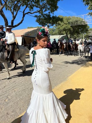 Traje de flamenca blanco con detalles