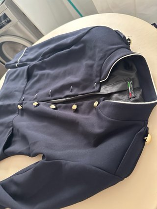 Americana azul con detalles dorados