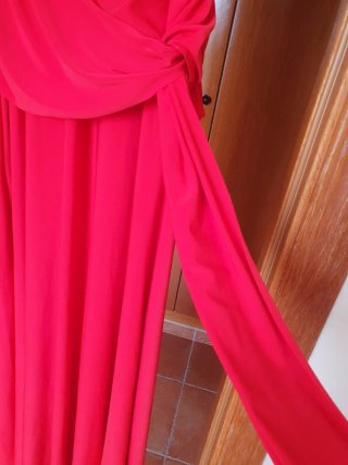 Abito rosso Zara con scollo a parola d'onore