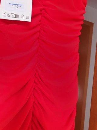 Abito rosso Zara con scollo a parola d'onore