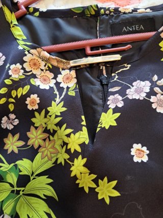 Vestido negro estampado floral precioso..