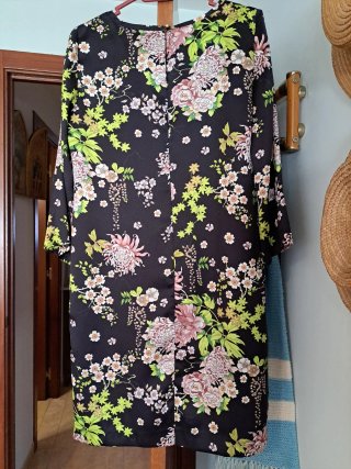 Vestido negro estampado floral precioso..