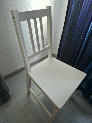 Mesa comedor extensible y 4 sillas blancas