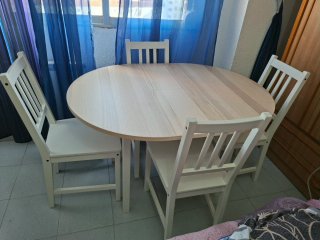 Mesa comedor extensible y 4 sillas blancas