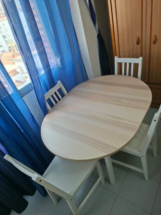 Mesa comedor extensible y 4 sillas blancas
