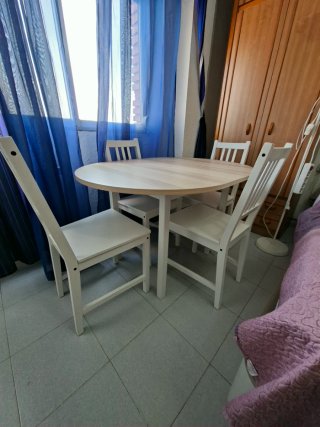 Mesa comedor extensible y 4 sillas blancas