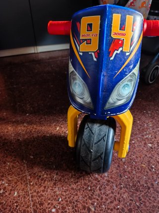 Moto Molto  de juguete infantil azul y amarilla