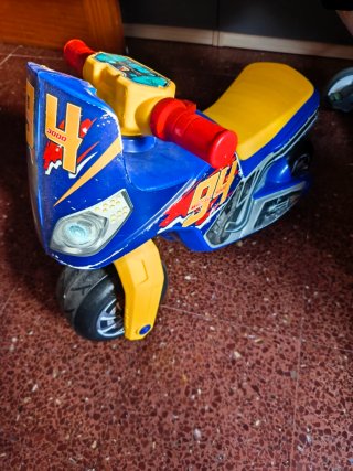 Moto Molto  de juguete infantil azul y amarilla