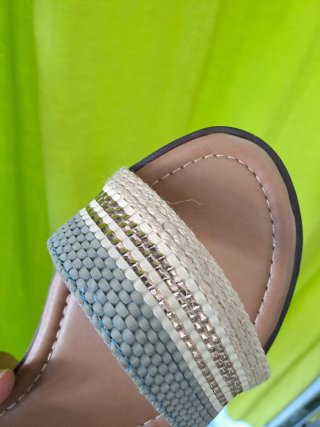 Sandalias doradas y multicolor nuevas en caja