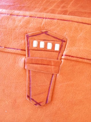Cartera de piel naranja con relieve