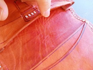 Cartera de piel naranja con relieve