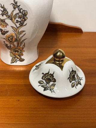 Jarrón decorativo de porcelana con tapa