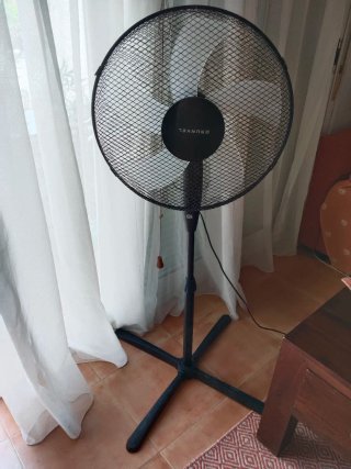 Ventilador de pie GRUNKEL negro.