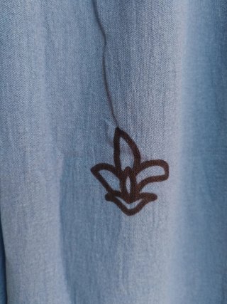 Pantalón de verano azul estampado