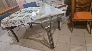 Mesa de cristal con patas metálicas 160 x 107