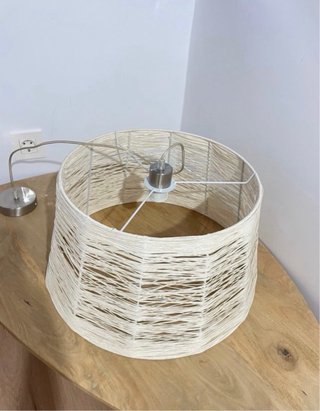Lámpara de techo beige y blanca