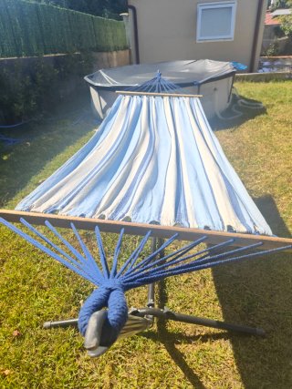 Hamaca con soporte y rayas azules