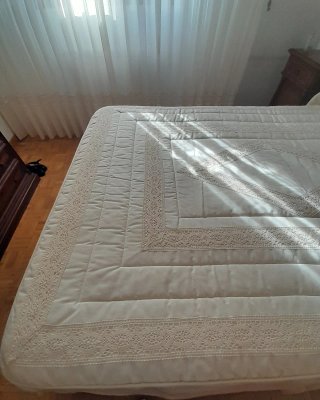 Edredón y cortinas a juego.