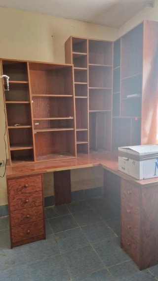 Escritorio de madera en L con cajones