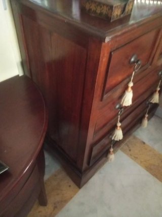 Cómoda de madera nogal con 4 cajones.