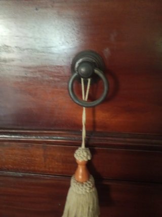 Cómoda de madera nogal con 4 cajones.