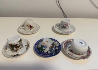 Tazas de café de colección con platos