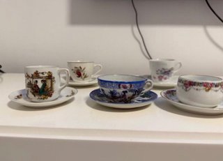 Tazas de café de colección con platos