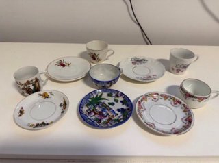 Tazas de café de colección con platos