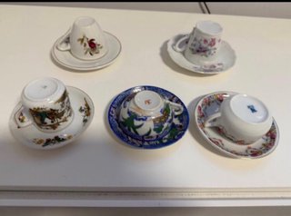 Tazas de café de colección con platos