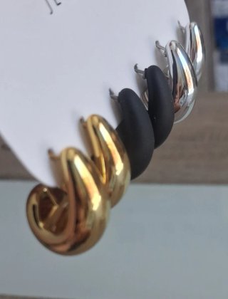3 pares de pendientes (dorado, negro, plateado)