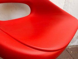 Silla de escritorio IKEA negra y roja