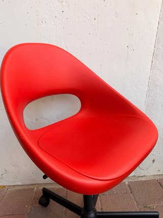 Silla de escritorio IKEA negra y roja