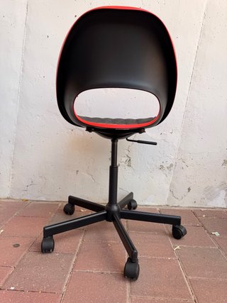 Silla de escritorio IKEA negra y roja