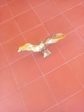 Águila de latón macizo