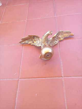 Águila de latón macizo