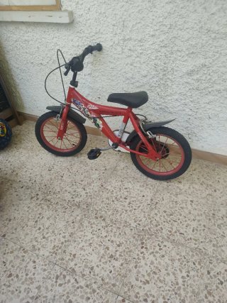 Bicicleta infantil roja