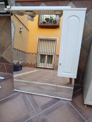 Mueble de baño con lavabo y espejo