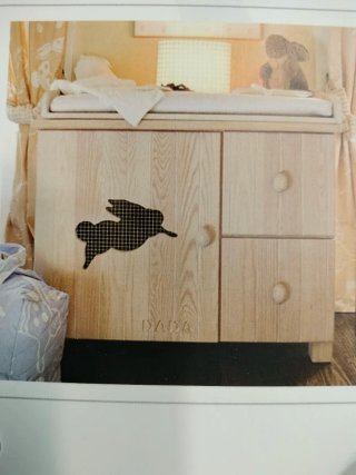 Cómoda de madera con diseño de conejo