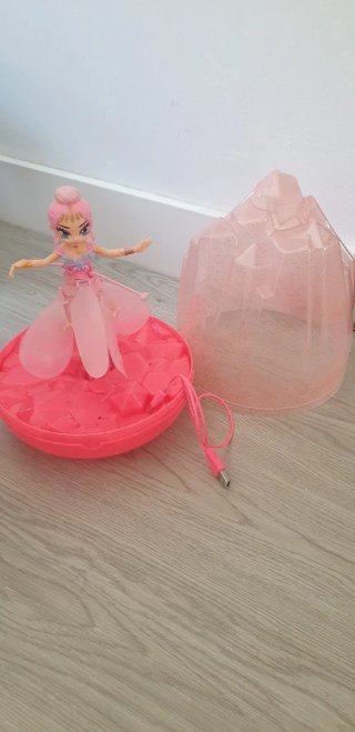Muñeca voladora con base de carga